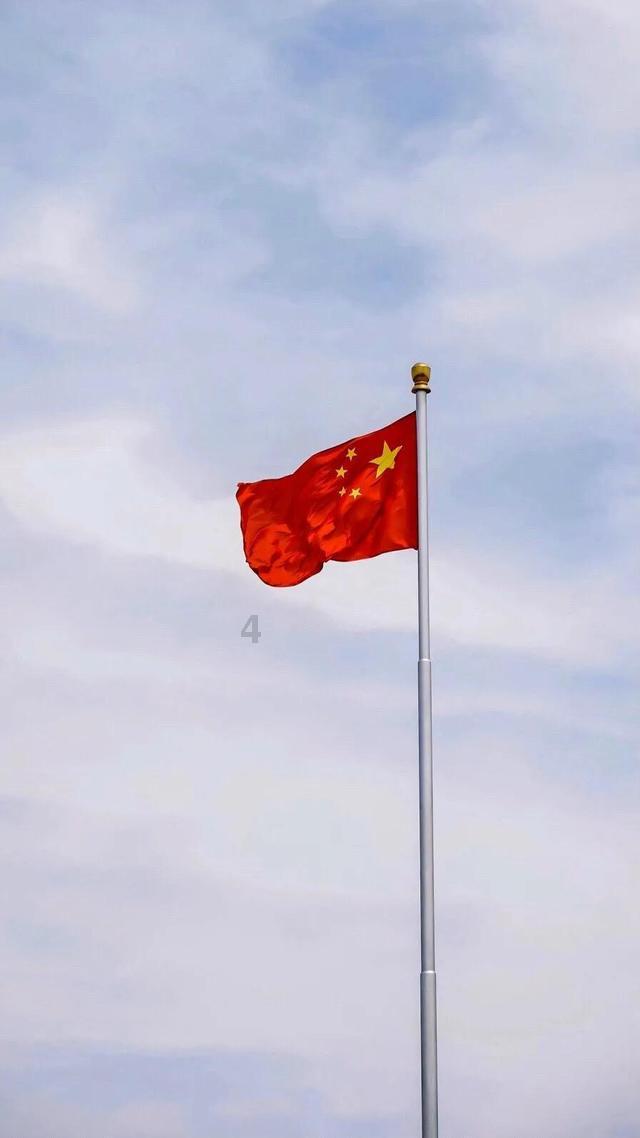 大学生帮姐带娃一手抱孩一手批作业