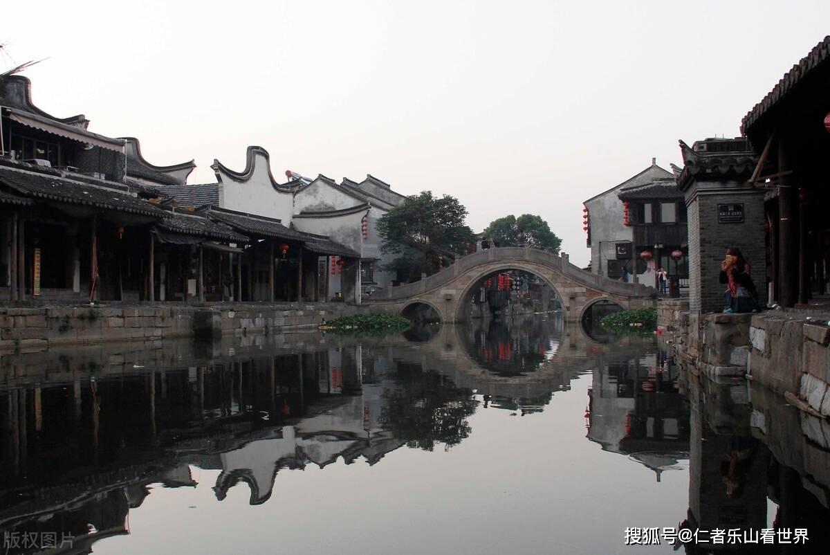 阿尔兹海默症老人不配合换药 全家出动分工合作
